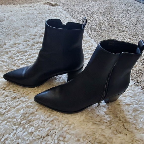 CCOCCI Shoes - CCOCCI  block heel pointed toe slip on dude zip boots. Sz 9. Black